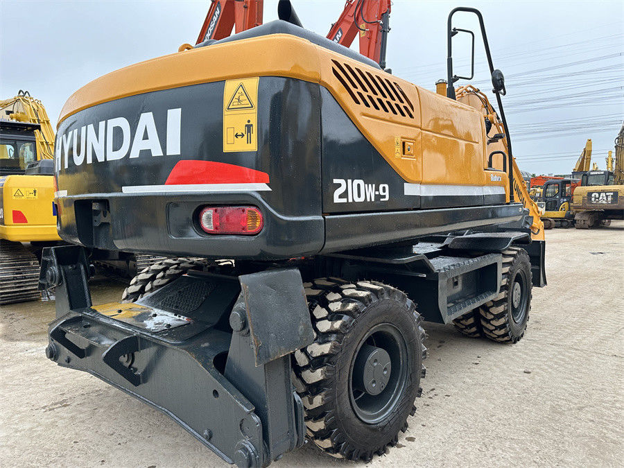 1900 รอบ / นาที คัมมินส์ QSB6.7 เครื่องขุดไฮดรอลิก ด้วยแรงฉีกออก 162 KN / 1.3 M3 ความจุถัง