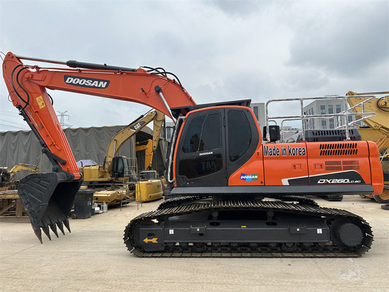 พลังเครื่องยนต์ 180 KW Doosan DX260 เครื่องขุดที่ใช้แล้ว ขนาด 1.2 M3