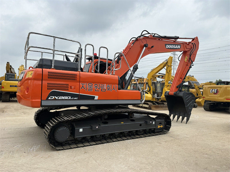 พลังเครื่องยนต์ 180 KW Doosan DX260 เครื่องขุดที่ใช้แล้ว ขนาด 1.2 M3