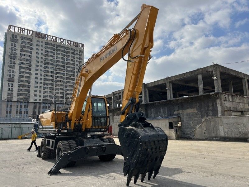 เครื่องขุดล้อ Hyundai 210w-9 มือสอง 21 ตัน เครื่องขุดขนาดกลางมือสอง
