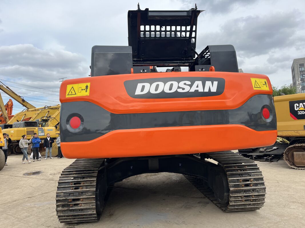 อุปกรณ์ขุดน้ํา Doosan DX340LC-9C ที่ใช้แล้ว มีพลังงานเครื่อง 184 KW และความจุของถัง 1.5 m3 สําหรับการขนดิน
