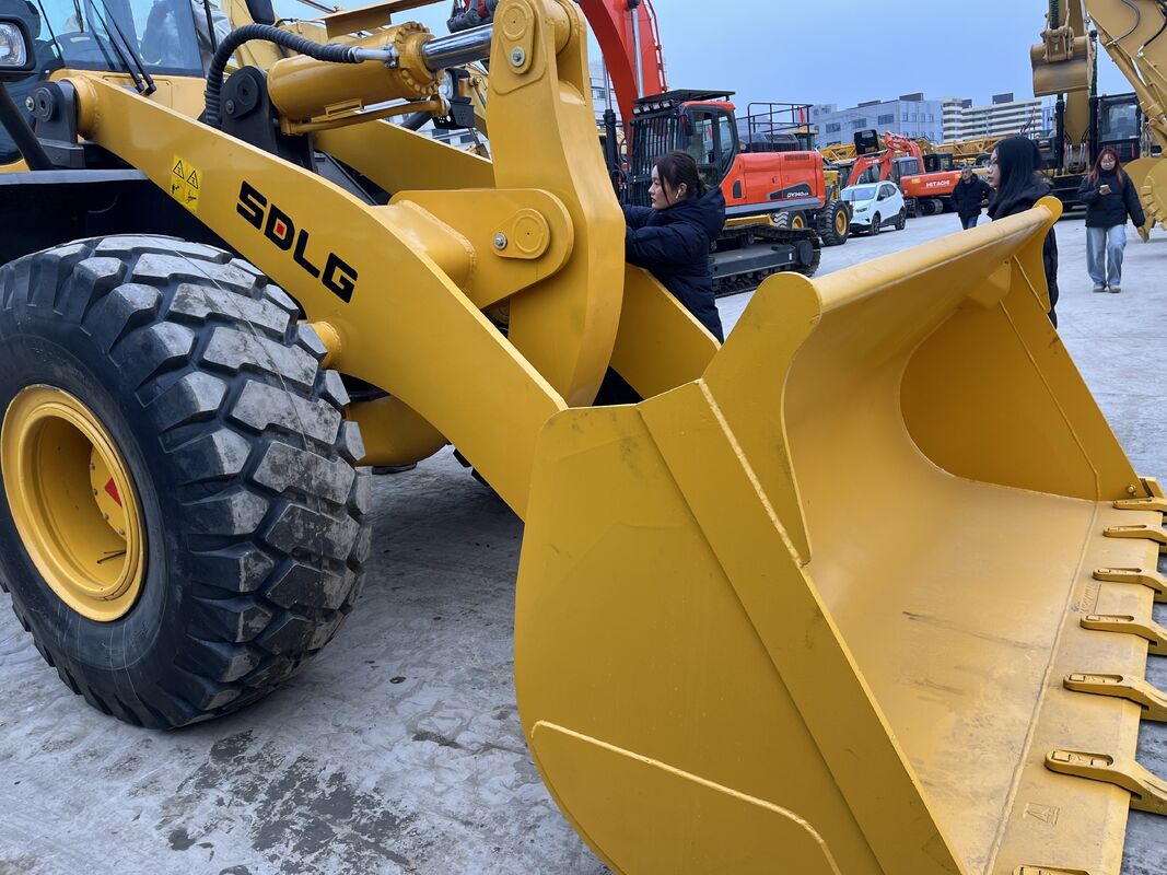 รถตักล้อยาง SDLG L958F มือสอง สภาพดี เครื่องยนต์ 9.7 ลิตร ให้ความสบายสูงสุดแก่ผู้ควบคุมสำหรับการใช้งานระยะยาว