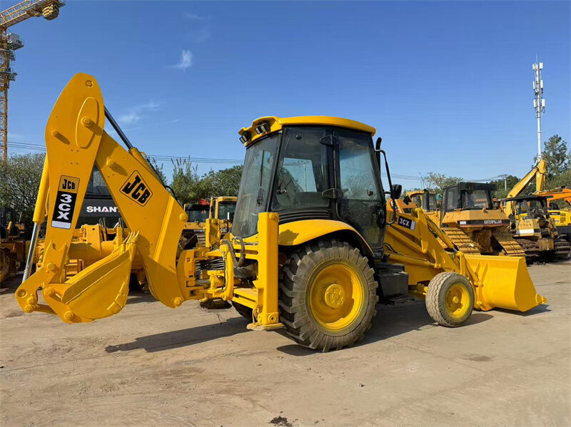รถขุดตักหน้า-หลัง JCB 3CX มือสอง พร้อมบุ้งกี๋ขนาด 1.1 ลบ.ม. กำลัง 81 กิโลวัตต์ และรับประกันหนึ่งปี