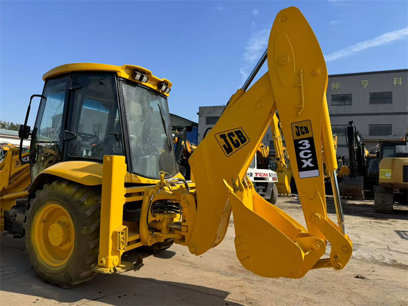 รถขุดตักหน้า-หลัง JCB 3CX มือสอง พร้อมบุ้งกี๋ขนาด 1.1 ลบ.ม. กำลัง 81 กิโลวัตต์ และรับประกันหนึ่งปี